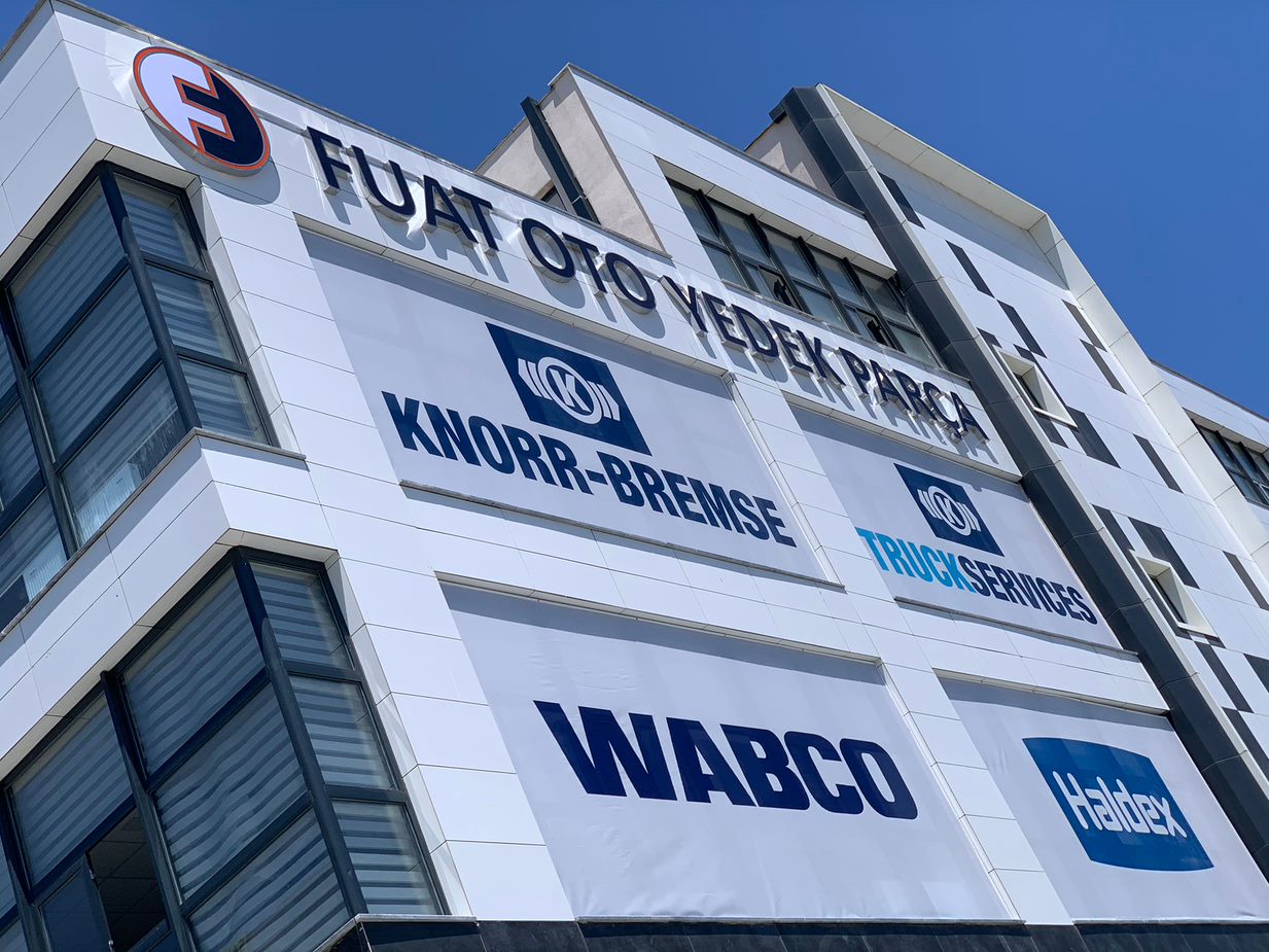 Hauptsitz in İkitelli — Beschilderung von Fuat Oto Yedek Parça, Knorr-Bremse, TruckServices, WABCO und Haldex