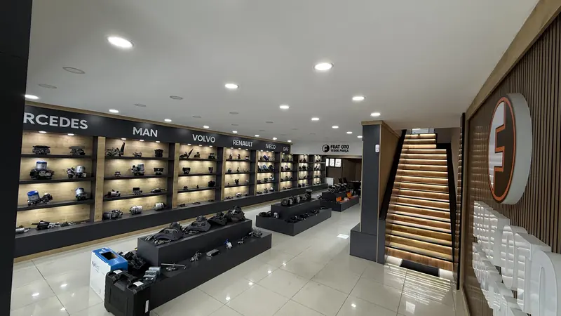 Showroom Dolapdere von Fuat Oto — Herstellerregale — 2