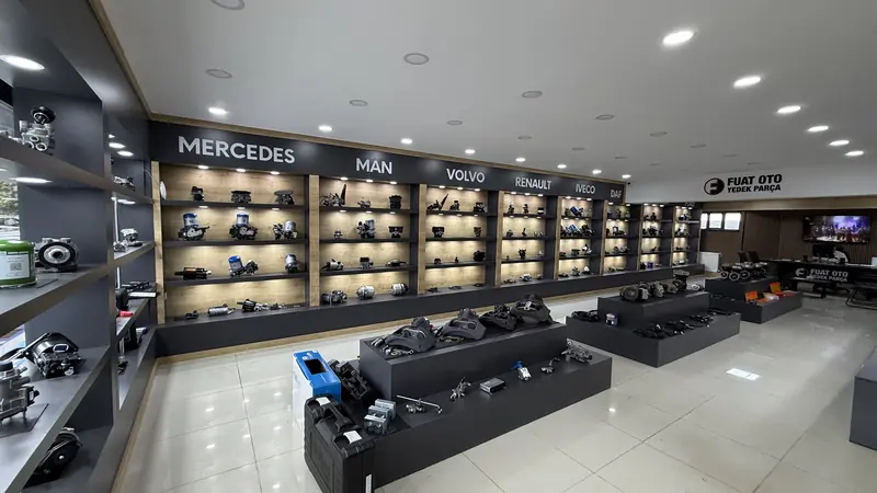 Showroom Dolapdere von Fuat Oto — Herstellerregale — 3