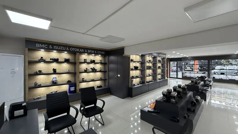 Showroom Dolapdere von Fuat Oto — Herstellerregale — 6