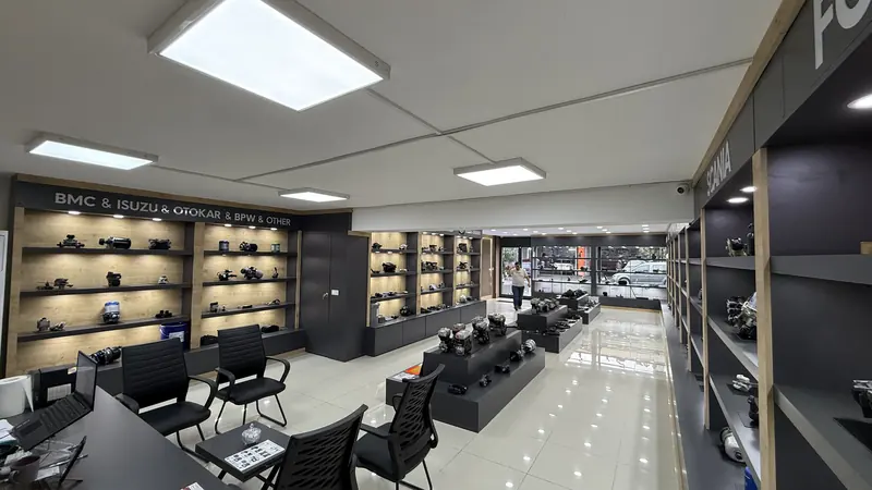Showroom Dolapdere von Fuat Oto — Herstellerregale — 7