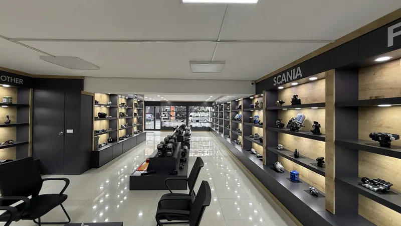 Showroom Dolapdere von Fuat Oto — Herstellerregale